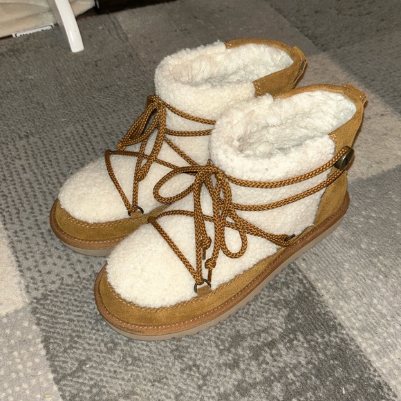 UGG Boots - Picture 1 of 5